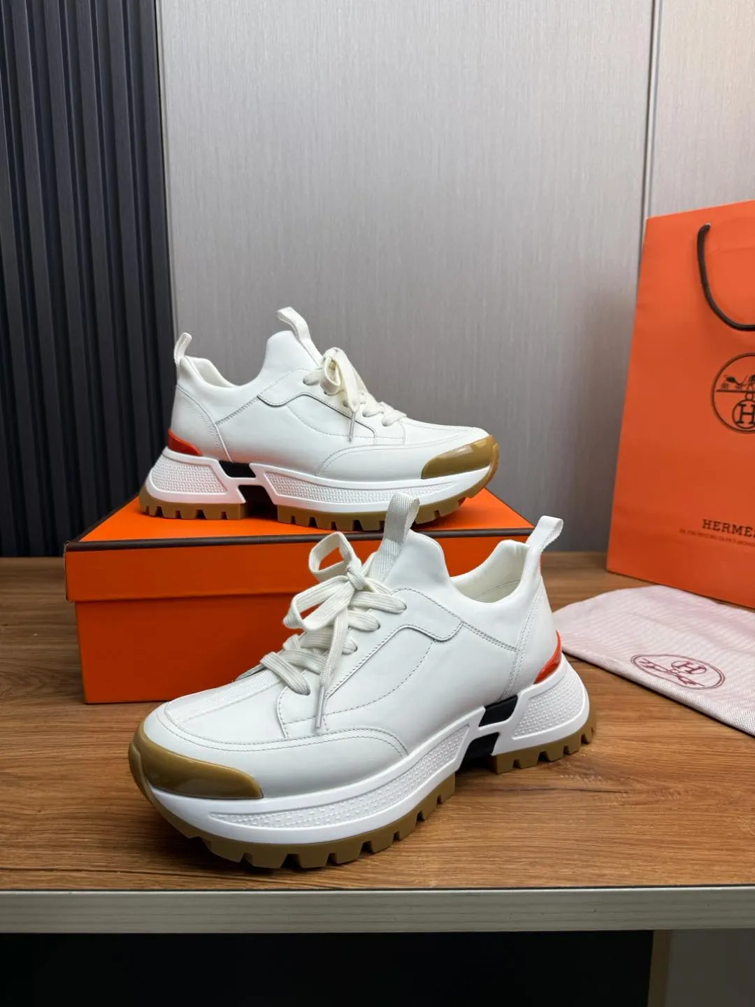 Men's men's shoes 💰780💰 HERMES/Hermès ** men's sports shoes The uppers are made of printed high-tech jersey fabric and calfskin sports shoes. The oversized sole features a geometric pattern and signature "H" detailing for an outdoor style. Black rubber sole, white rubber midsole, black and orange rubber inserts, tundra green lambskin insole, black high-tech canvas lining! Size: 39-40-41-42-43-44 (customized in 38.45)
